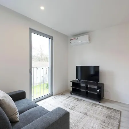 Lovelystay - Modern Loft With Gym & Free Parking Minutes Away From Cbd *