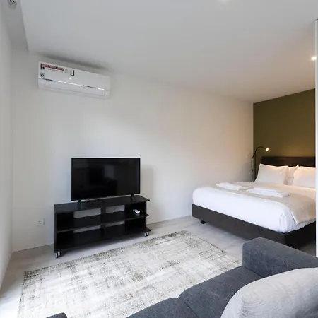 Lovelystay - Modern Loft With Gym & Free Parking Minutes Away From Cbd *