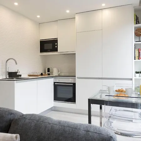 Lovelystay - Modern Loft With Gym & Free Parking Minutes Away From Cbd * Porto