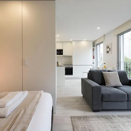 Lovelystay - Modern Loft With Gym & Free Parking Minutes Away From Cbd Apartment *