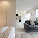 Lovelystay - Modern Loft With Gym & Free Parking Minutes Away From Cbd Apartmán *