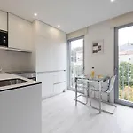 Apartmán Lovelystay - Modern Loft With Gym & Free Parking Minutes Away From Cbd Porto