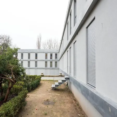 Lovelystay - Modern Loft With Gym & Free Parking Minutes Away From Cbd Apartmán Porto