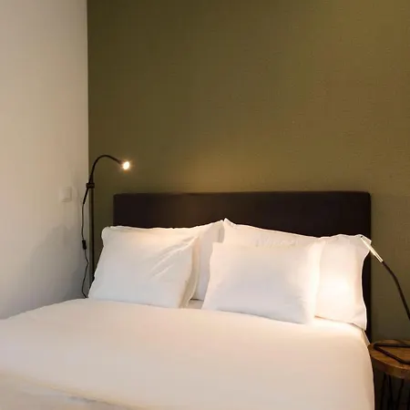 Lovelystay - Modern Loft With Gym & Free Parking Minutes Away From Cbd Appartement Oporto