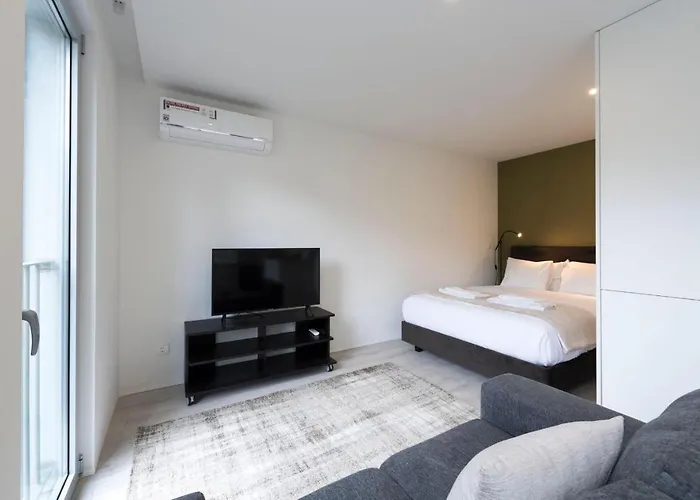 Lovelystay - Modern Loft With Gym & Free Parking Minutes Away From Cbd *