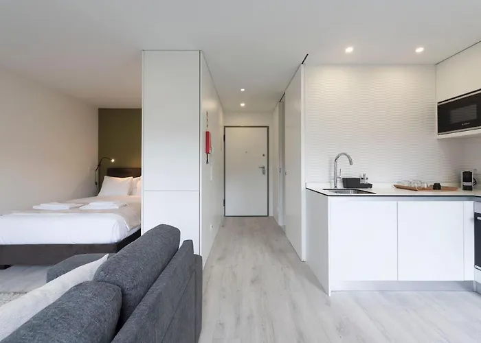 Lovelystay - Modern Loft With Gym & Free Parking Minutes Away From Cbd Appartement Porto