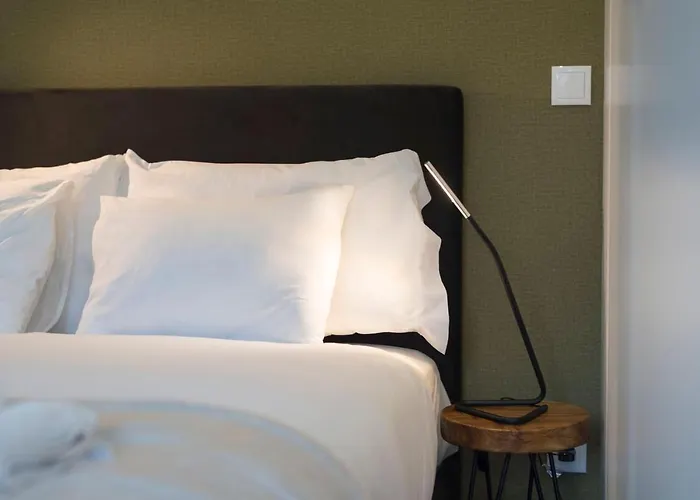 アパート Lovelystay - Modern Loft With Gym & Free Parking Minutes Away From Cbd ポルト