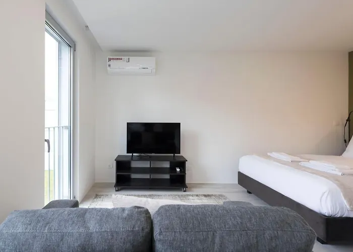アパート Lovelystay - Modern Loft With Gym & Free Parking Minutes Away From Cbd ポルト