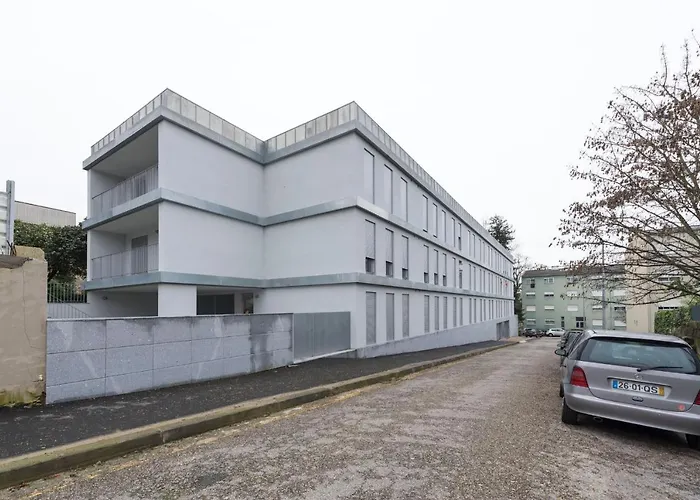 Lovelystay - Modern Loft With Gym & Free Parking Minutes Away From Cbd Appartement Porto