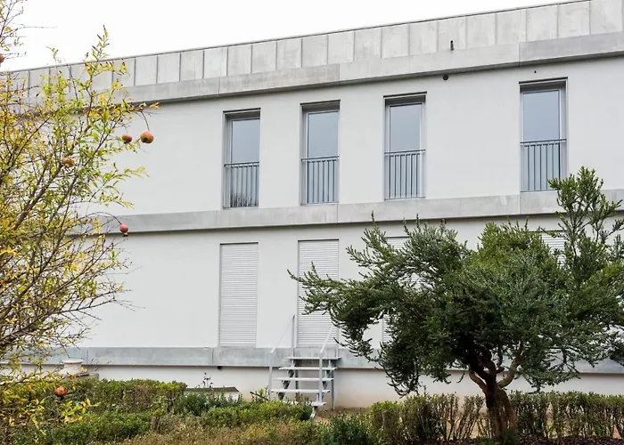 Lovelystay - Modern Loft With Gym & Free Parking Minutes Away From Cbd