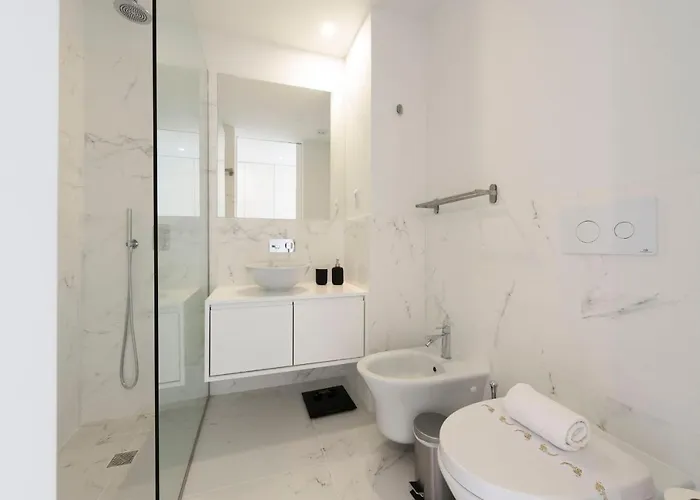 Lovelystay - Modern Loft With Gym & Free Parking Minutes Away From Cbd Appartement Porto