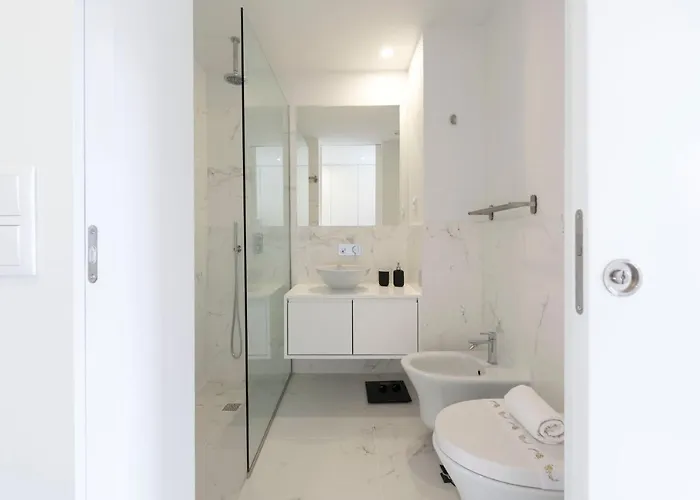 アパート Lovelystay - Modern Loft With Gym & Free Parking Minutes Away From Cbd ポルト