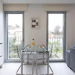 דירה Lovelystay - Modern Loft With Gym & Free Parking Minutes Away From Cbd פורטו