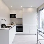 Lovelystay - Modern Loft With Gym & Free Parking Minutes Away From Cbd דירה