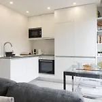 Lovelystay - Modern Loft With Gym & Free Parking Minutes Away From Cbd * פורטו