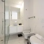 Lovelystay - Modern Loft With Gym & Free Parking Minutes Away From Cbd דירה פורטו