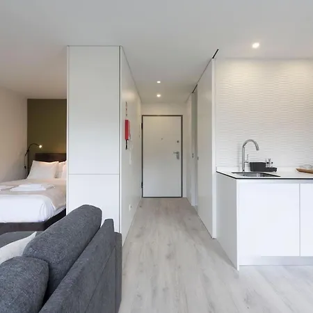 Lovelystay - Modern Loft With Gym & Free Parking Minutes Away From Cbd Appartement Porto
