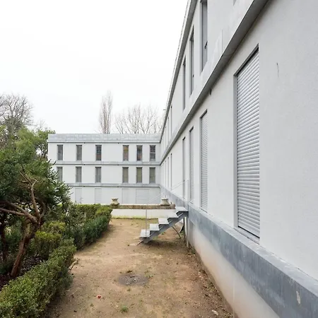 Lovelystay - Modern Loft With Gym & Free Parking Minutes Away From Cbd Appartement Porto
