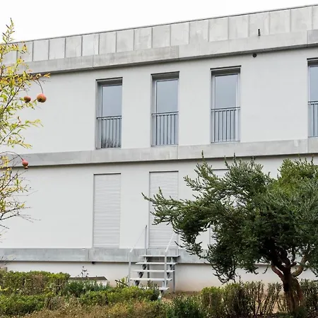 Lovelystay - Modern Loft With Gym & Free Parking Minutes Away From Cbd