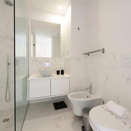 Lovelystay - Modern Loft With Gym & Free Parking Minutes Away From Cbd Appartement Porto