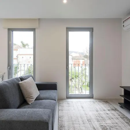 Lovelystay - Modern Loft With Gym & Free Parking Minutes Away From Cbd Appartement