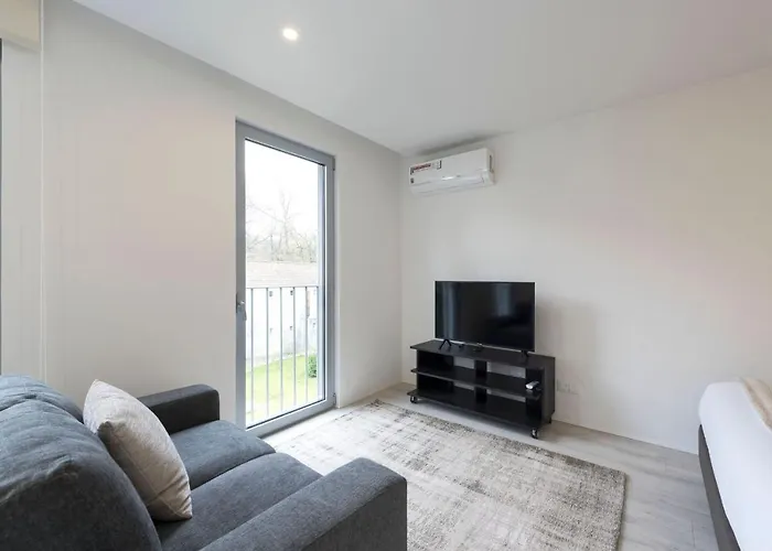 Lovelystay - Modern Loft With Gym & Free Parking Minutes Away From Cbd *